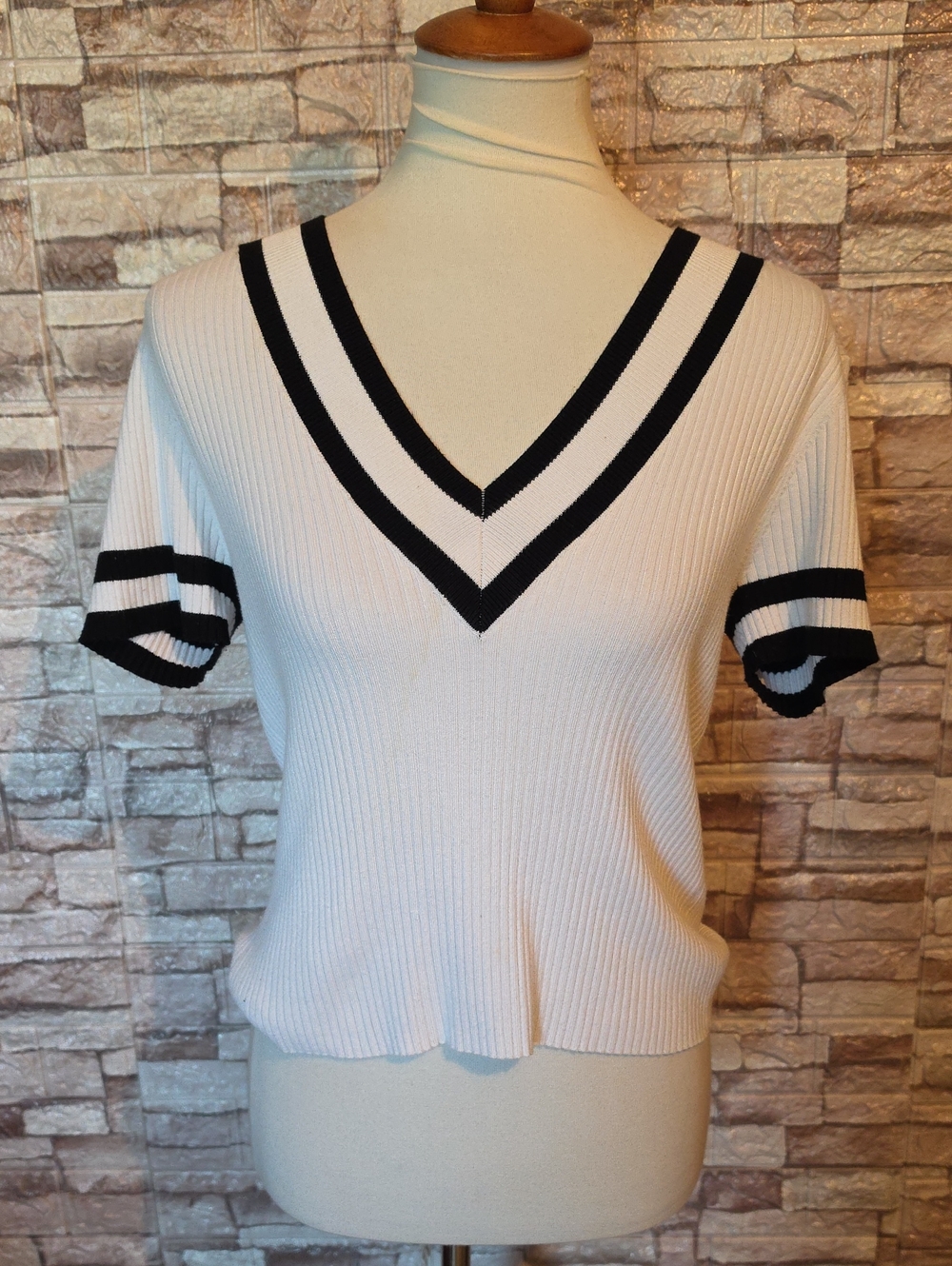 21 Main White Ribbed V-Neck Short Sleeve Top with Black Stripe Trim